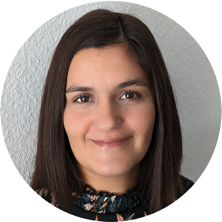 Headshot photo of Bruna smiling